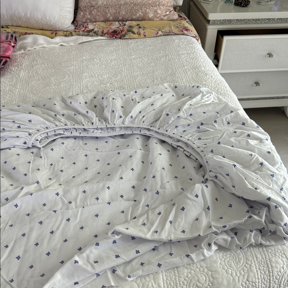 Elegant White and Blue Patterned Fitted Sheet